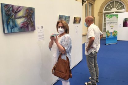 Primeros visitantes a la muestra expuesta.