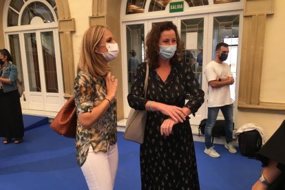 La delegada de la Junta en Almería, Maribel Sánchez, y la primera teniente de alcalde y portavoz del equipo de gobierno, María Vázquez.