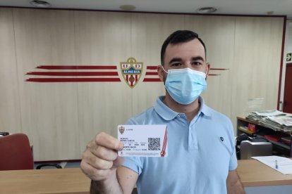 Manuel Domene fue el segundo aficionado en abonarse este martes.