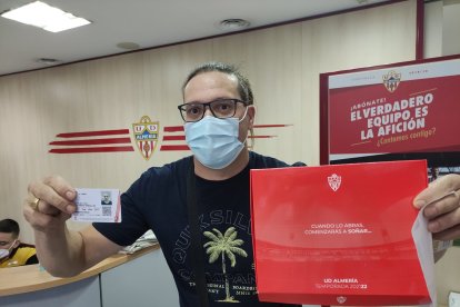 Manuel Redondo, orgulloso con su carné del Almería.
