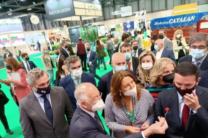 Amat ofreciendo tomate al presidente de la Diputación.