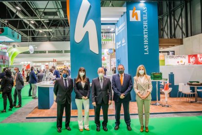 Amat visitando a empresarios de la zona.