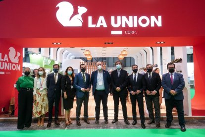 Juanma Moreno en su visita a La Unión acompañado de Carmen Crespo, responsables de la Diputación de Almería y alcaldes de la provincia.