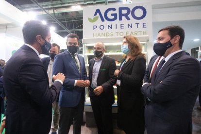 Juanma Moreno, Carmen Crespo, Javier García, el alcalde de El Ejido y el responsable de AgroPoniente.