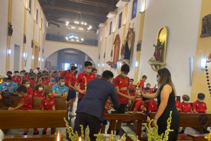 Jugadores y cuerpo técnico de la Escuela de Fútbol de Roquetas de Mar también participan en este acto.