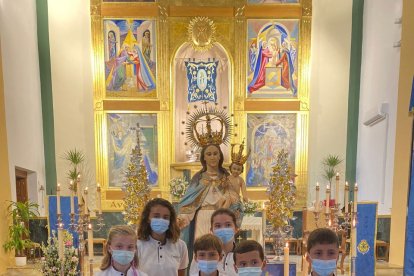 Participantes en la tradicional ofrenda a la Virgen del Rosario.