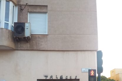 La avenida Cabo de Gata también es testigo de la firma de Talegos.