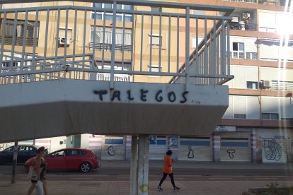 Talegos en el puente blanco de la estación.