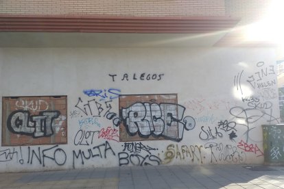 Cerca de la farmacia de Sierra Alhamilla, otra firma de Talegos.