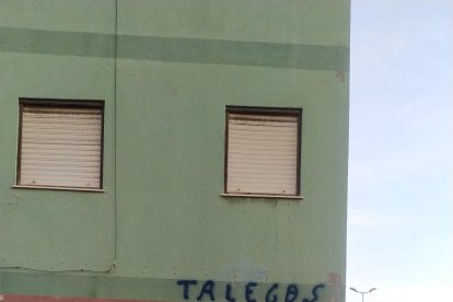 Firma de Talegos frente al IES Nicolás Salmerón.