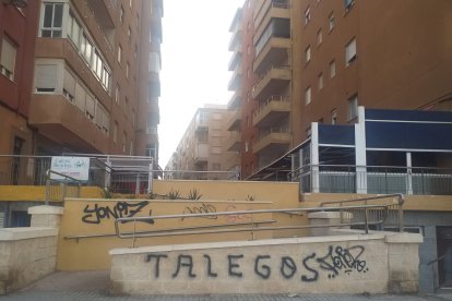 Firma de Talegos en el Paseo Marítimo, junto a la famosa \'Cabaña del TíoTom\'.