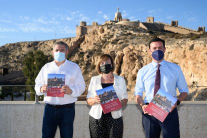 El concejal de Cultura, Diego Cruz, la presidenta de la Asociación Amigos de la Alcazaba, María Teresa Pérez y el presidente de la Diputación, Javier A. García.