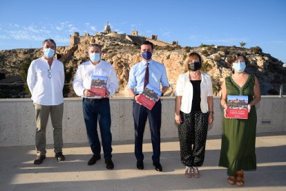 Alejandro Buendía, director de Museos de Terque; Diego Cruz; el presidente de la Diputación, Javier Aureliano García; María Teresa Pérez, presidenta de la Asociación Amigos de la Alcazaba  y María Luisa Andrés, directora del Archivo Histórico.