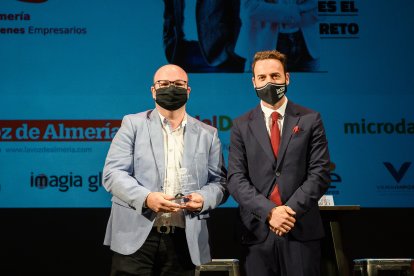 Ricardo Céspedes, director comercial de La Voz, a la derecha de la foto.