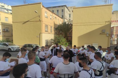 Los costaleros del Rosario reciben indicaciones previas.