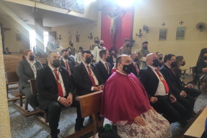 Miembros de la Junta de la Macarena, el canónigo Ramón Garrido, la concejala Ana Martínez Labella, antes de la procesión.