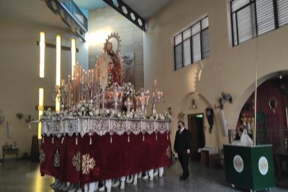 El Rosario de la Macarena camina ya hacia la puerta de San Ildefonso.