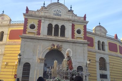Puerta grande para la vuelta de los costaleros.