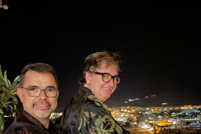 La pareja, enamorada.