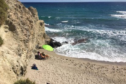 Al refugio del sol en la playa.