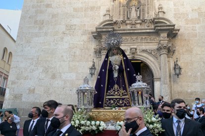 La Virgen del Consuelo, ante la puerta del convento de las Claras.