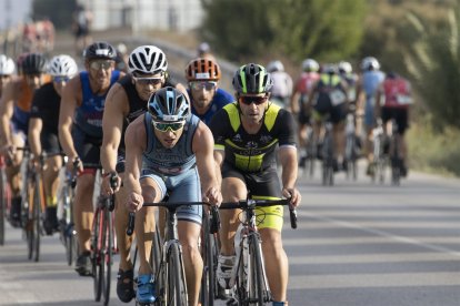 Ciclistas compitiendo en el I Triatlón Ciudad de Vera.