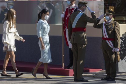 El vestido celeste de la reina ha causado furor.
