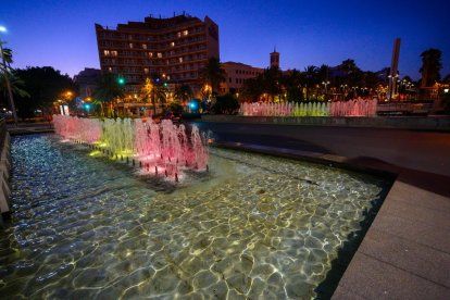 La fuente de los 103 pueblos con los colores de la bandera de España.