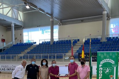 No faltaron las placas de reconocimiento.