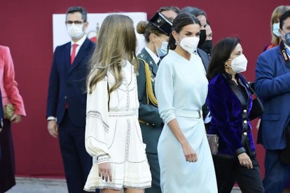 La Reina Letizia en el Día de la Hispanidad con un diseño de María Barragán.