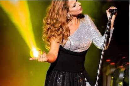 Pastora Soler en uno de sus conciertos con un diseño de Sergi Regal.