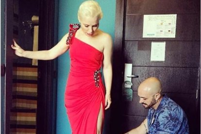 Prueba de vestuario de Soraya Arnelas junto con el diseñador almeriense Sergi Regal.