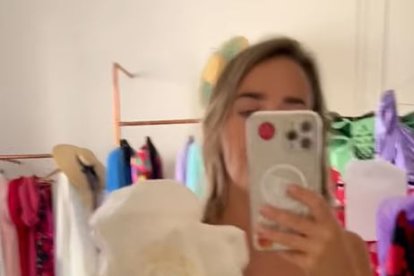 La presentadora Flora González con el vestido de Loreto Martínez que lució en los Premios Andalucía del Turismo 2021.