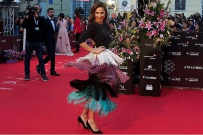 Toni Acosta brilla en el Festival de Cine de Málaga con un diseño de Loreto Martínez.