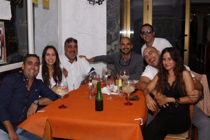 Andrés; Lorena; Ángel; Álvaro; Martín y Lola divirtiéndose en Las Vegas.