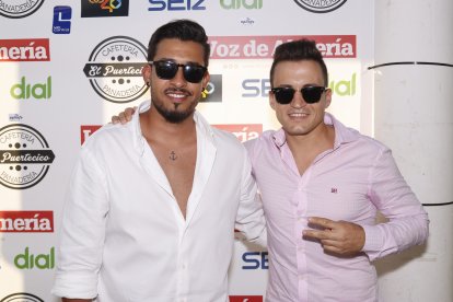 Carlos y José Francisco viviendo el gran ambiente reinante de El Puertecico.