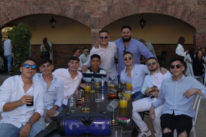 Una vez finalizada la comida, llega el momento de la sobremesa entre amigos.