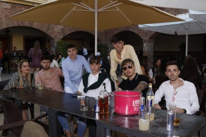 Amigos huercalenses de sobremesa.