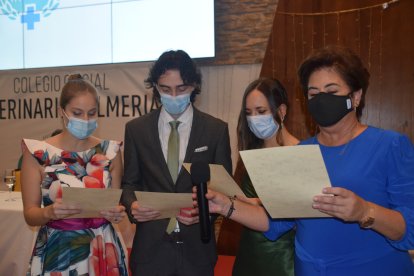 Juramento de los nuevos colegiados Valeria, Ignacio y Marina.