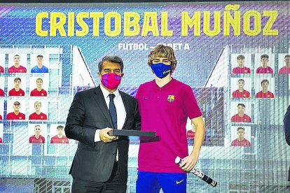 Cristo Muñoz con Joan Laporta tras firmar un nuevo contrato.