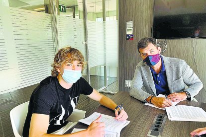 La firma del contrato es un momento para la historia.