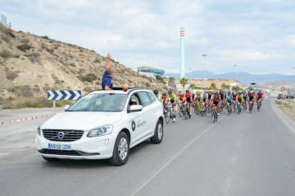 El pelotón agrupado antes de la salida lanzada.