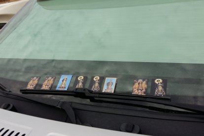 Estampas de la Pequeñica en uno de los vehículos.