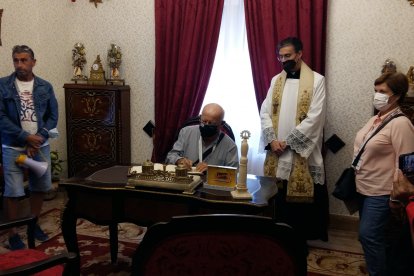 La Asociación de Autocaravanista de la Región de Murcia firmó en el Libro de Honor del Santuario Diocesano del Saliente.