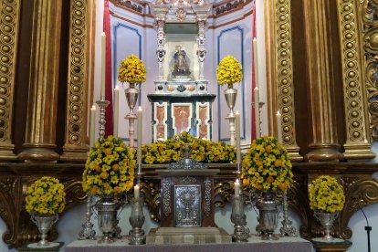 Flores en el altar para la Patrona de Albox.