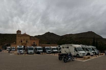 Autocaravanas aparcadas en el exterior del Santuario albojense.