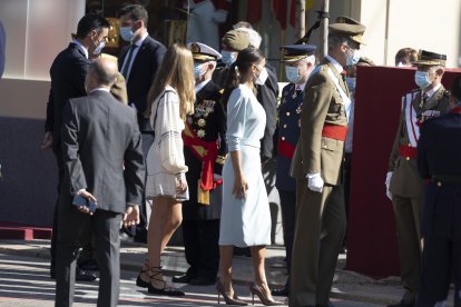 Un diseño sobrio y elegante de la almeriense María Barragán para vestir a la Reina Letizia en el Día de la Hispanidad.