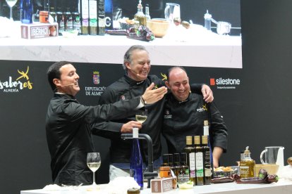 El presidente, el presentador y el chef José Berenguer, en el \'showcooking\'.