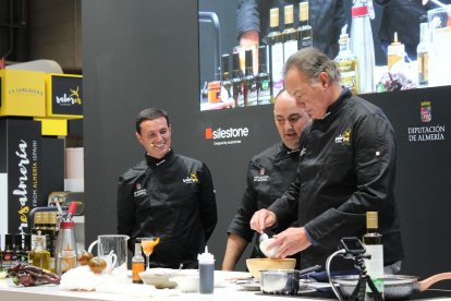 Diversión y buena gastronomía se dancita en la feria.