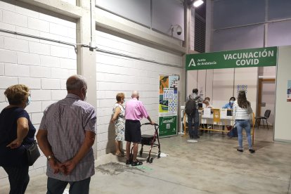 Los mayores de 70 años reciben la vacuna de la gripe y la tercera dosis del covid.
